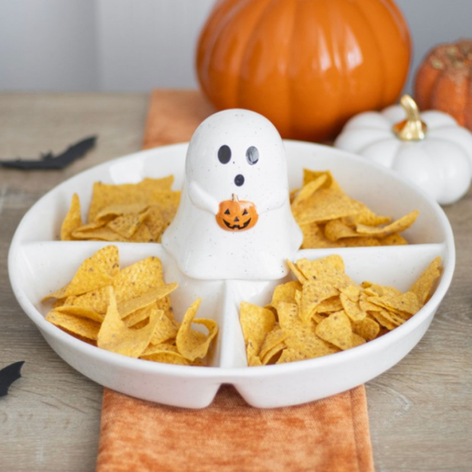 Prato de aperitivos com taca de molho fantasma halloween 1