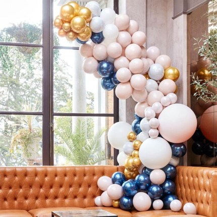 Kit Arco Luxo Balões Orgânicos Mármore, Branco, Pêssego Azul e Ouro Cromado